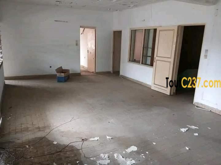 Entrepôt à louer a Bonapriso, Douala