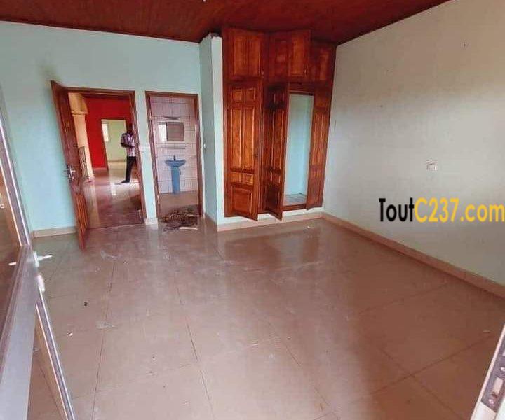Maison en duplex à louer à Logpom Douala