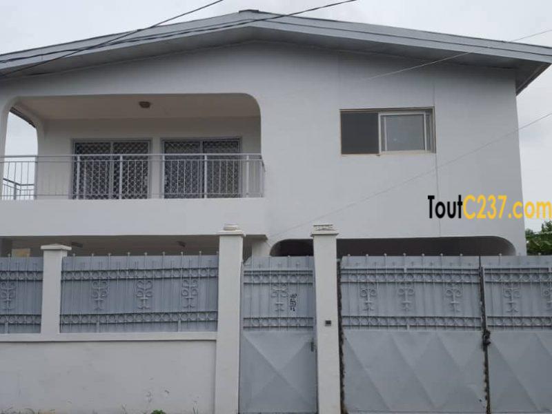 Maison en duplex à vendre à Bonaberi