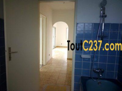 Maison en duplex à vendre à Bonaberi