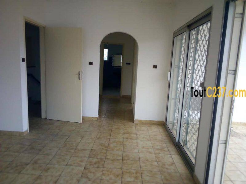 Maison en duplex à vendre à Bonaberi