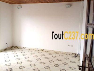 Vaste Studio à louer à Bonapriso, Douala