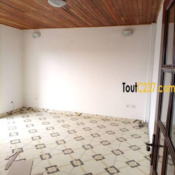 Vaste Studio à louer à Bonapriso, Douala