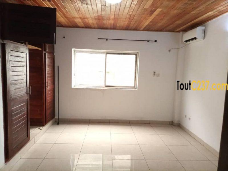 Vaste Studio à louer à Bonapriso, Douala