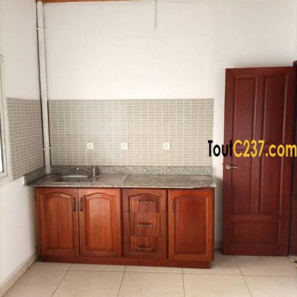 Vaste Studio à louer à Bonapriso, Douala