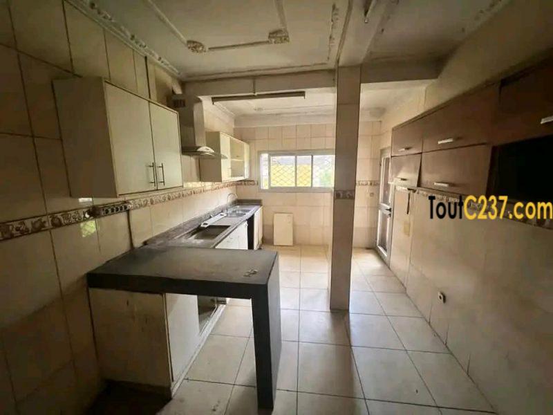 Maison en Villa à louer à Bali, Douala