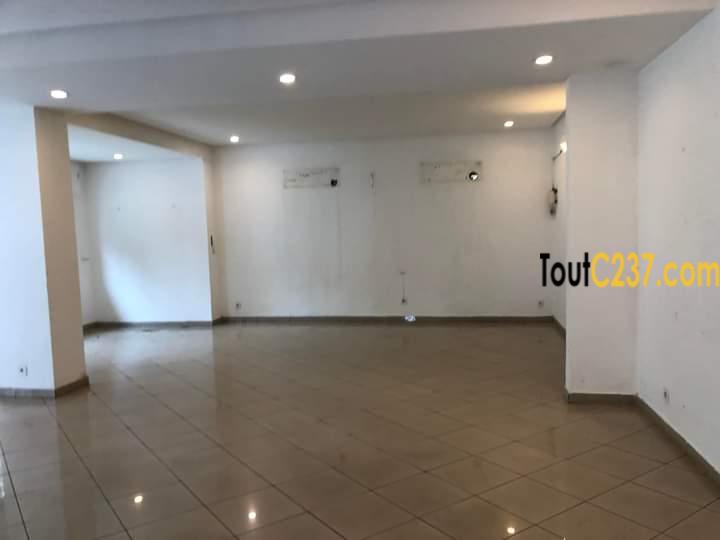 Maison en duplex à louer à Bonapriso