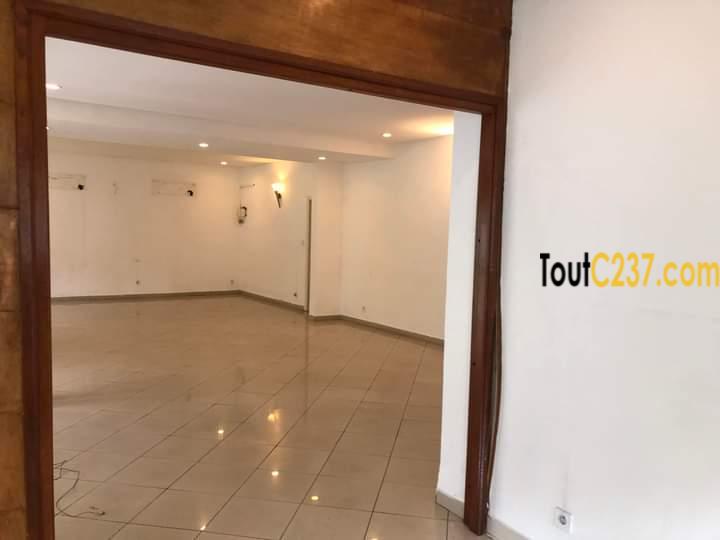 Maison en duplex à louer à Bonapriso