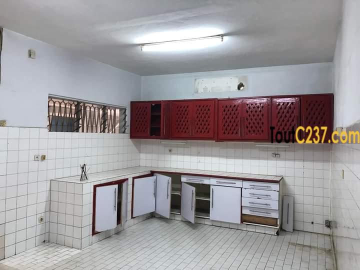 Maison en duplex à louer à Bonapriso