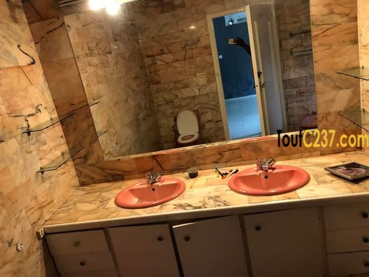 Maison en duplex à louer à Bonapriso