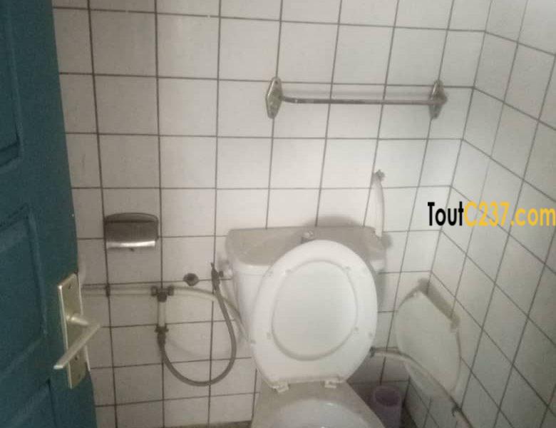 Espace commercial à louer à Akwa, Douala