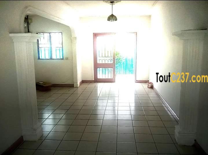 Maison en villa à louer à Kotto Douala