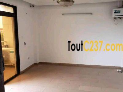 Studio moderne à louer à Bali, Douala