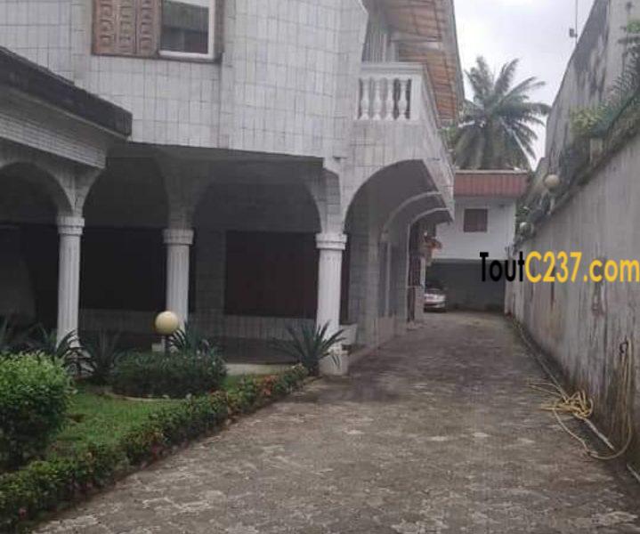 Grand duplex à louer à Bonapriso