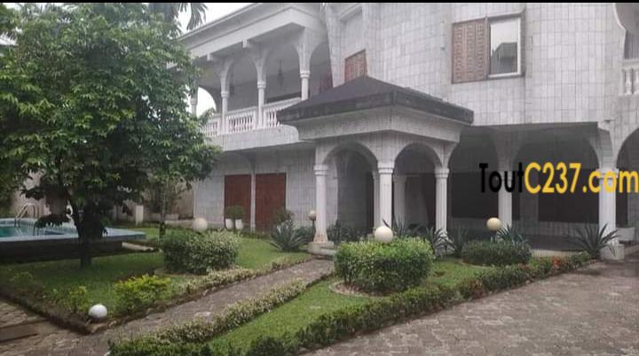 Grand duplex à louer à Bonapriso