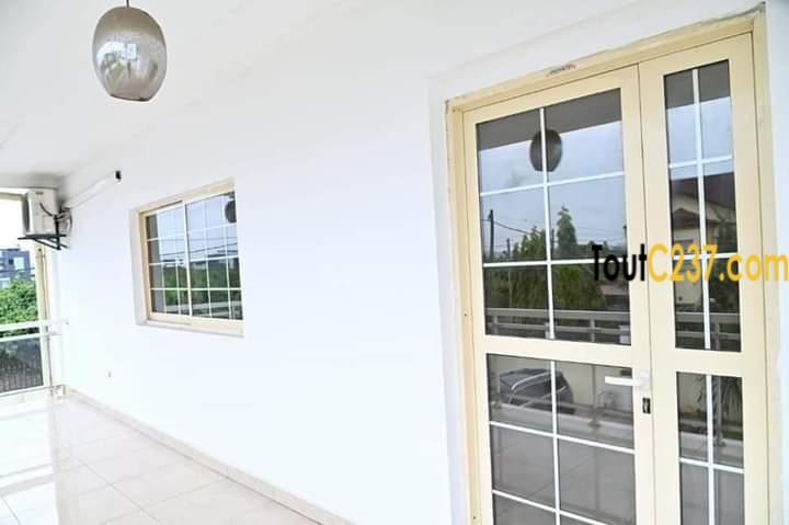 Maison en duplex à louer à Bonapriso