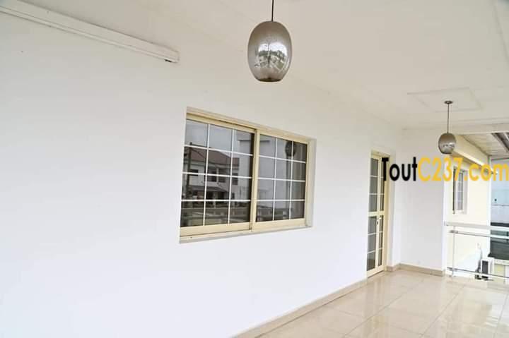 Maison en duplex à louer à Bonapriso