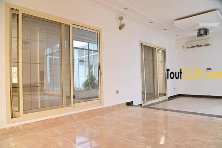 Maison en duplex à louer à Bonapriso