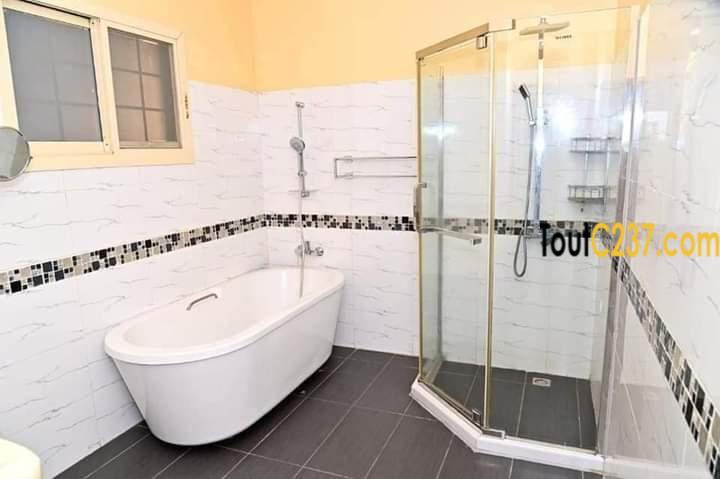 Maison en duplex à louer à Bonapriso