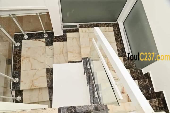 Maison en duplex à louer à Bonapriso