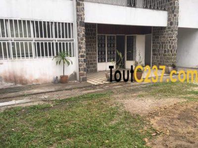 Maison en duplex à louer à Bonapriso