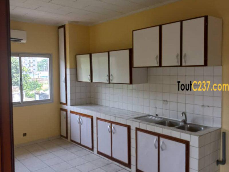 Appartement à louer à Bonapriso, Douala