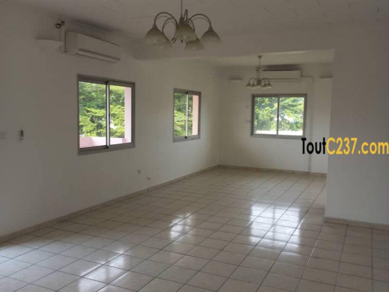 Appartement à louer à Bonapriso, Douala