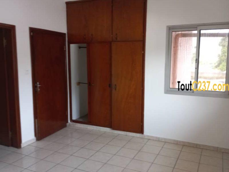Appartement à louer à Bonapriso, Douala