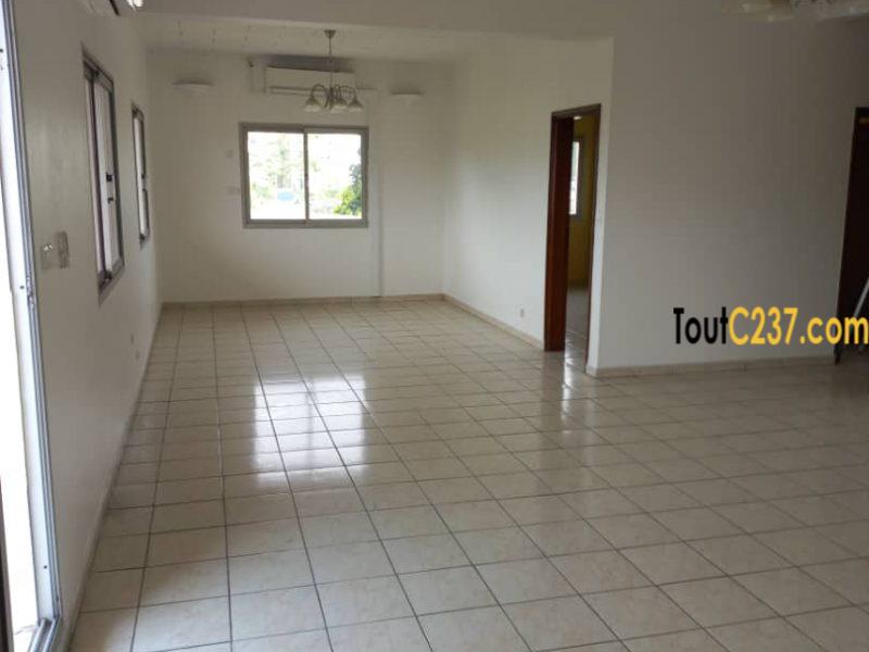 Appartement à louer à Bonapriso, Douala