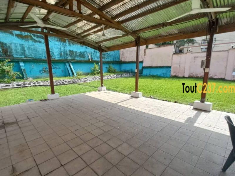 Appartement à louer à Bonapriso, Douala