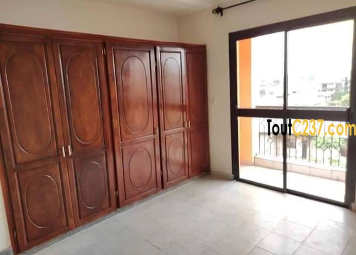 Appartement à Louer à Logpom Douala