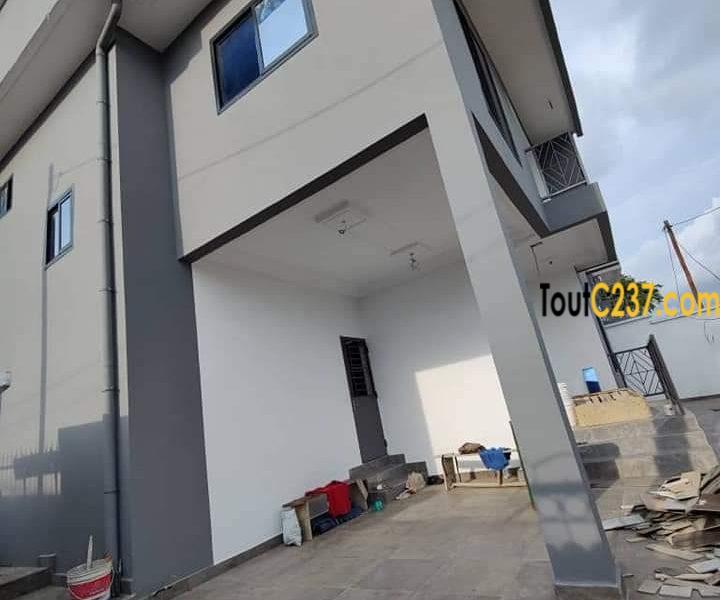 Maison en duplex à vendre à Yassa, Douala