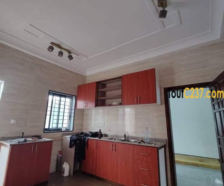 Maison en duplex à vendre à Yassa, Douala