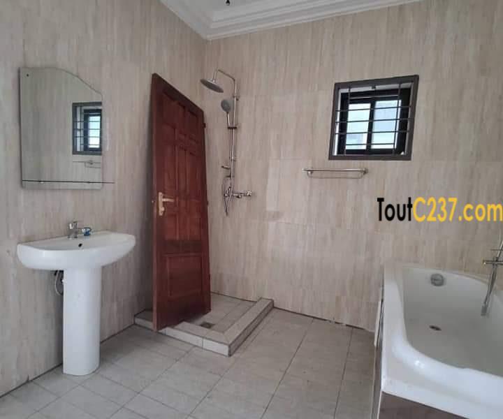 Maison en duplex à vendre à Yassa, Douala