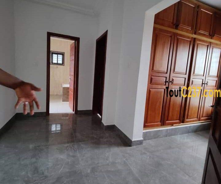 Maison en duplex à vendre à Yassa, Douala