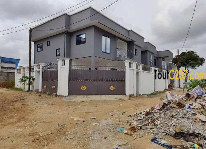Maison en duplex à vendre à Yassa, Douala