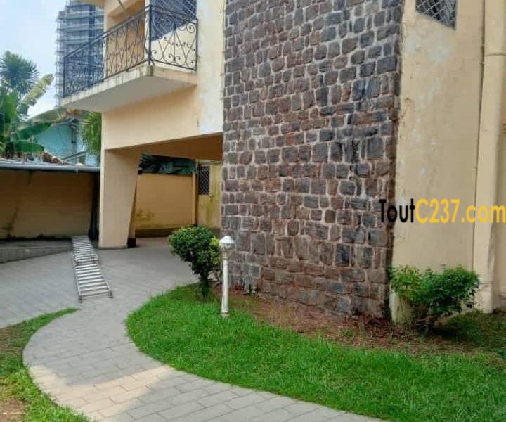 Maison en duplex à louer a Bonanjo