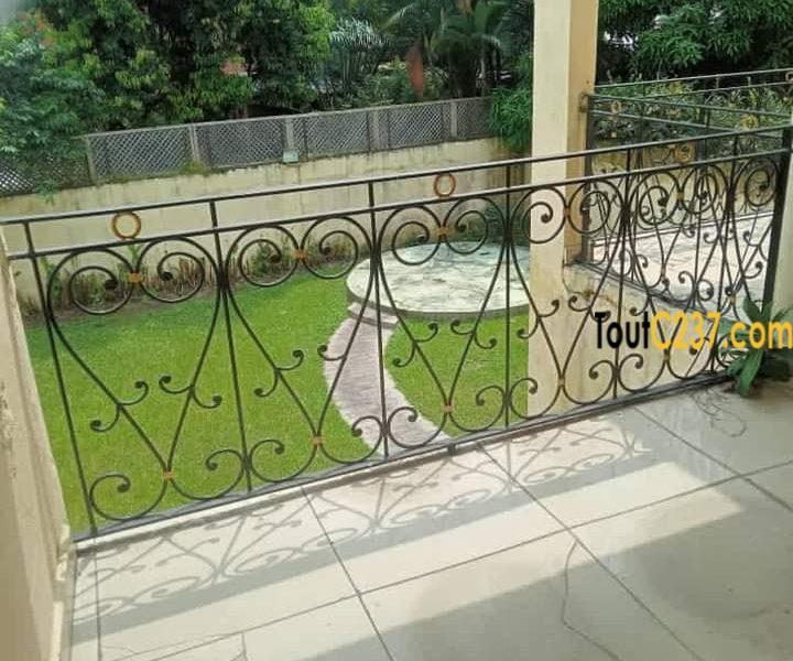 Maison en duplex à louer a Bonanjo