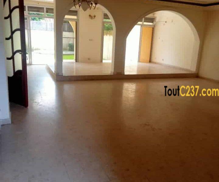 Maison en duplex à louer a Bonanjo