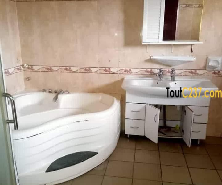 Maison en duplex à louer a Bonanjo