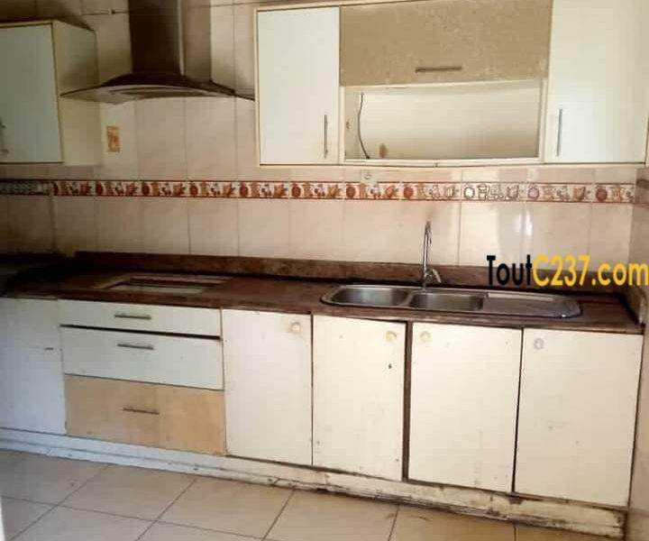 Maison en duplex à louer a Bonanjo
