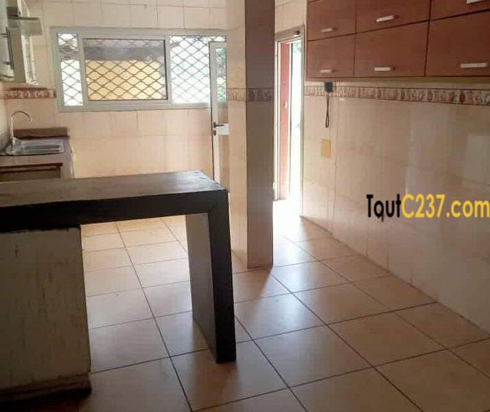 Maison en duplex à louer a Bonanjo