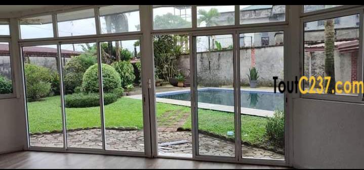 Maison en villa à louer à Youpwe Douala