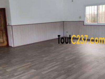 Maison en villa à louer à Youpwe Douala