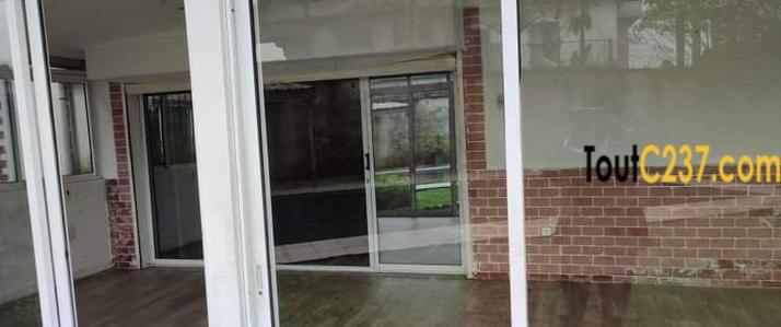 Maison en villa à louer à Youpwe Douala