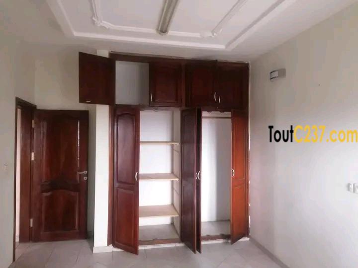 Appartement de 2 chambres à louer à Akwa