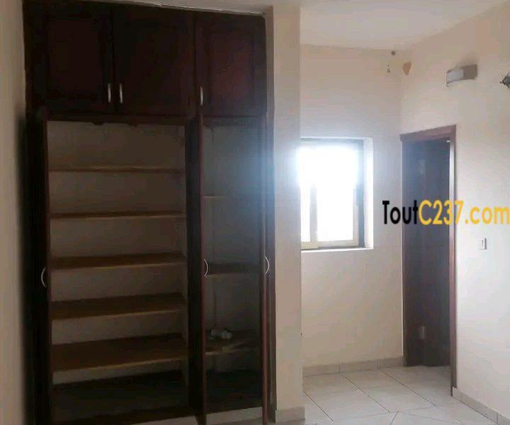 Appartement de 2 chambres à louer à Akwa