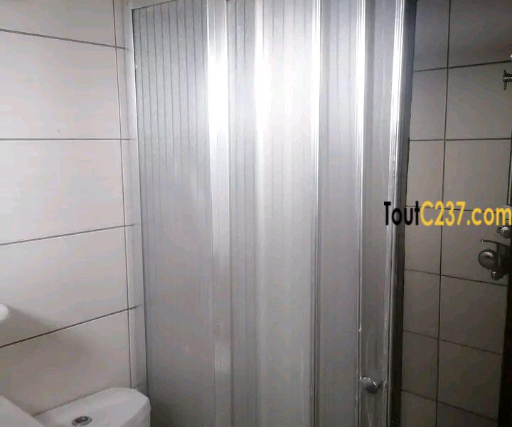 Appartement de 2 chambres à louer à Akwa