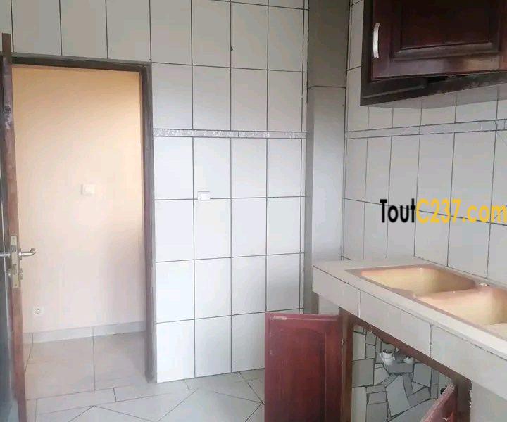 Appartement de 2 chambres à louer à Akwa