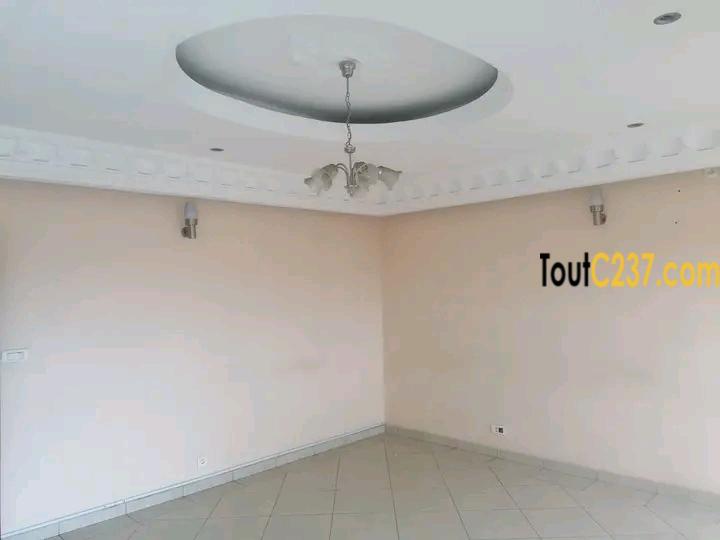 Appartement de 2 chambres à louer à Akwa